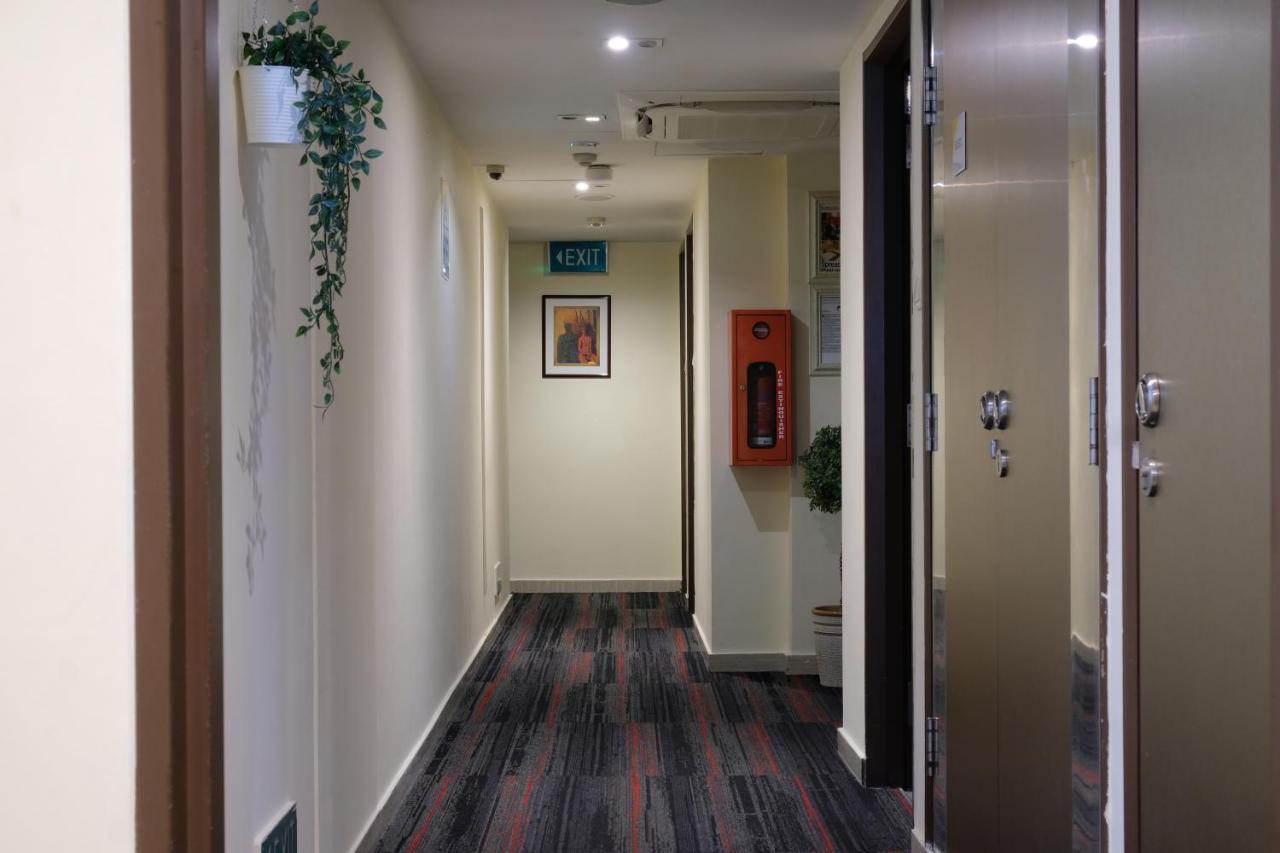 Single Sharing Room And Short Hours Stay At Sandpiper Hotel 싱가포르 외부 사진