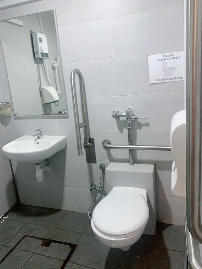Single Sharing Room And Short Hours Stay At Sandpiper Hotel 싱가포르 외부 사진