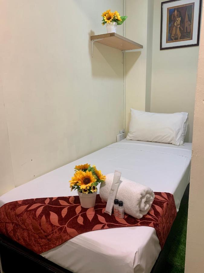 Single Sharing Room And Short Hours Stay At Sandpiper Hotel 싱가포르 외부 사진