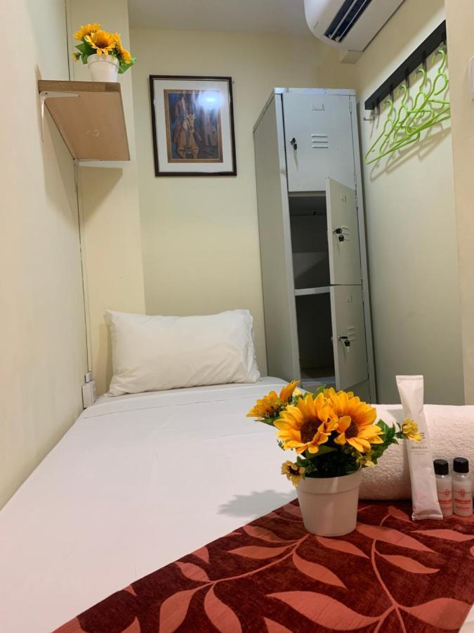 Single Sharing Room And Short Hours Stay At Sandpiper Hotel 싱가포르 외부 사진