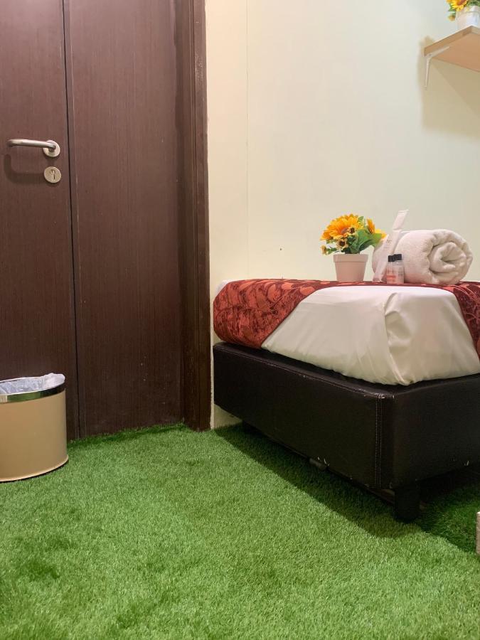 Single Sharing Room And Short Hours Stay At Sandpiper Hotel 싱가포르 외부 사진
