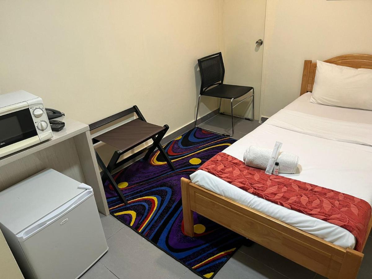 Single Sharing Room And Short Hours Stay At Sandpiper Hotel 싱가포르 외부 사진