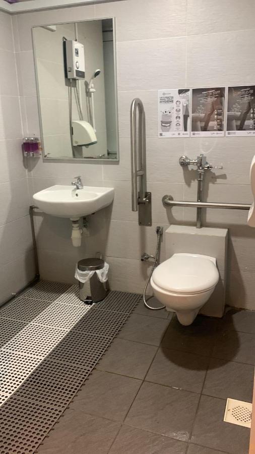 Single Sharing Room And Short Hours Stay At Sandpiper Hotel 싱가포르 외부 사진